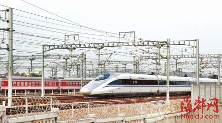 CRH380A動(dòng)車與老式火車并行進(jìn)出站，歷史與現(xiàn)代在此交融